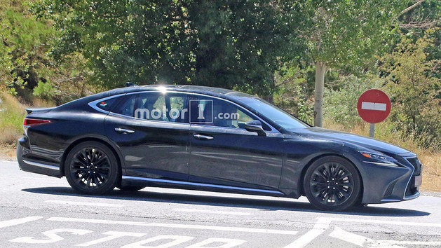 雷克萨斯全新LS 高性能版测试谍照曝光