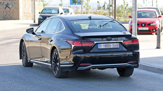 雷克萨斯全新LS 高性能版测试谍照曝光