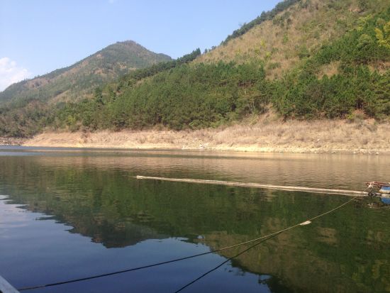 万峰湖美景天成鱼肥水美