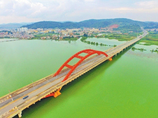 位于高海公路上的海口特大桥坐落在滇池的出海口，全长756米