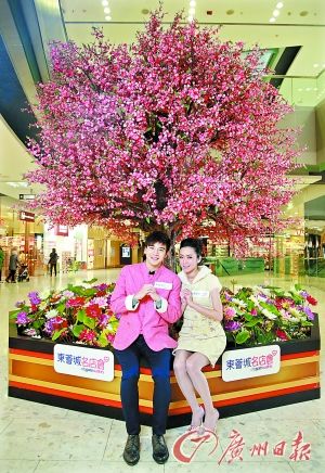 娇艳的桃花散发春日的气息。