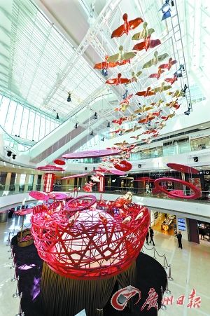 巨型鸟巢空降商场，一大群喜鹊飞返庆新年。