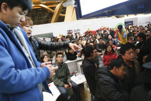 截至晚9时，昆明机场控制区内滞留旅客8700多人，取消进出港航班152班。 来源：云南网