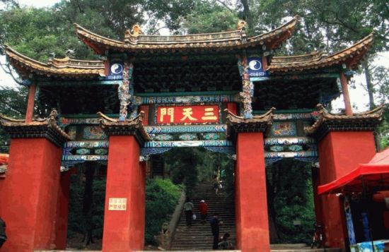 金殿森林公园的其中一道山门