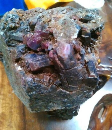 麻栗坡县江先生收藏的重3.6公斤红蓝鸳鸯宝石大晶体矿石标本(图：张孝国)