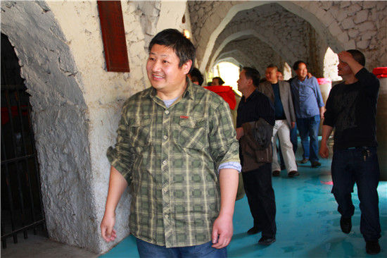 来自北京、昆明的著名作家、诗人访云南君和酒业有限公司滇王老窖酒庄