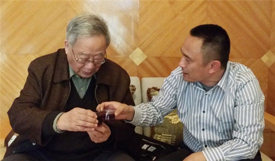 中国工程院院士、联合国粮农组织全球农业文化遗产指导委员会主席李文华（左）与干邦亚董事长杨洪斌探讨食品安全