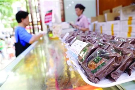 南京东路步行街上许多商家开售广式月饼　/晨报记者　殷立勤