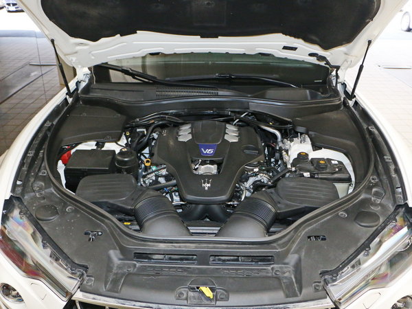 玛莎拉蒂  3.0T 发动机舱