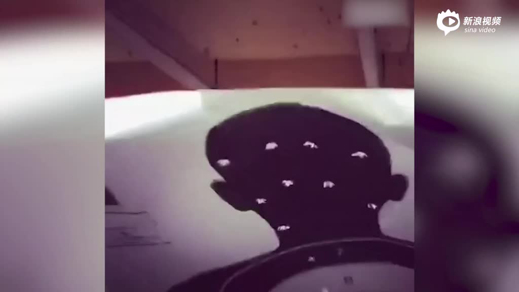 徐静蕾射击九发全中满脸得意