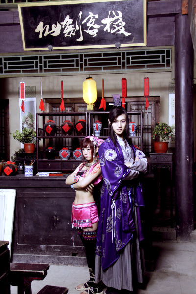 小蛮(七夜娃娃饰)与龙幽在客栈中仍上演欢喜冤家戏码