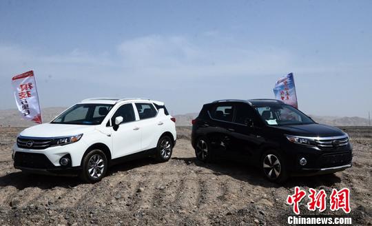 新疆吐鲁番成为多款新车试验场地。　孙亭文 摄