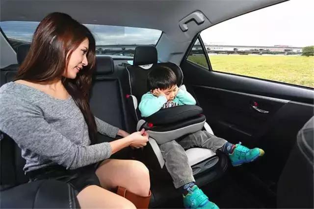 后排家长也要系好安全带~
