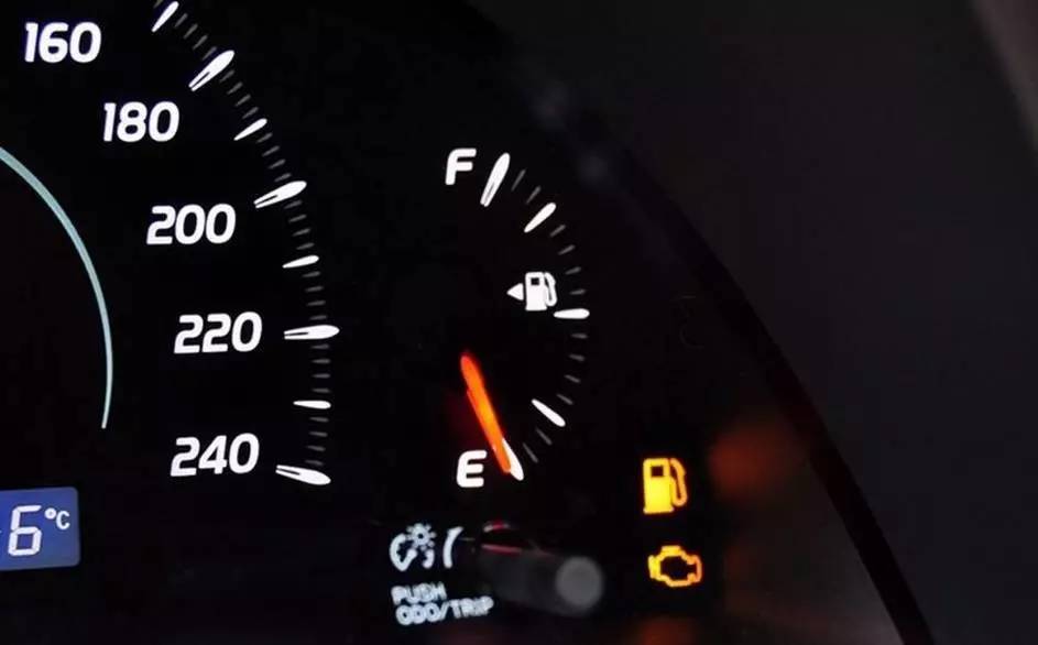 油表报警再加油真的好吗？