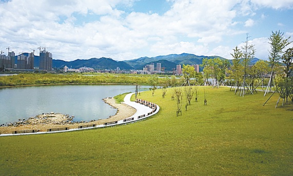 但若置身宁海县天明湖,与大片绿地花卉,清澈湖水相伴,顿时就觉得凉快