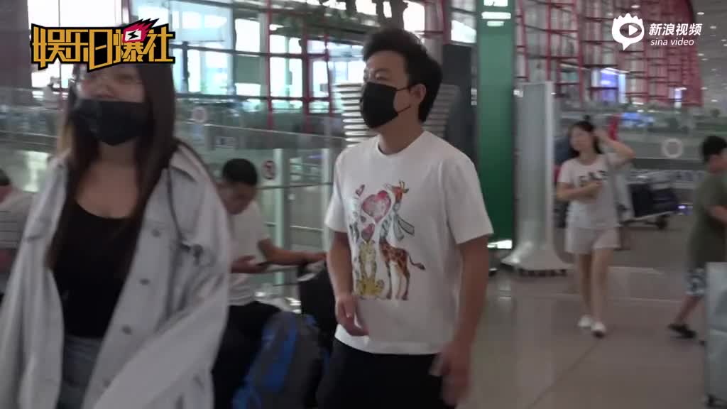 黄渤现身机场秀