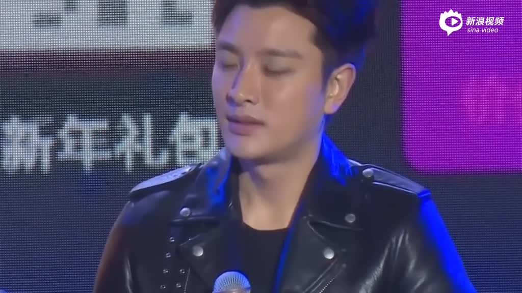 贾乃亮睡觉遭甜馨用脚丫砸脸