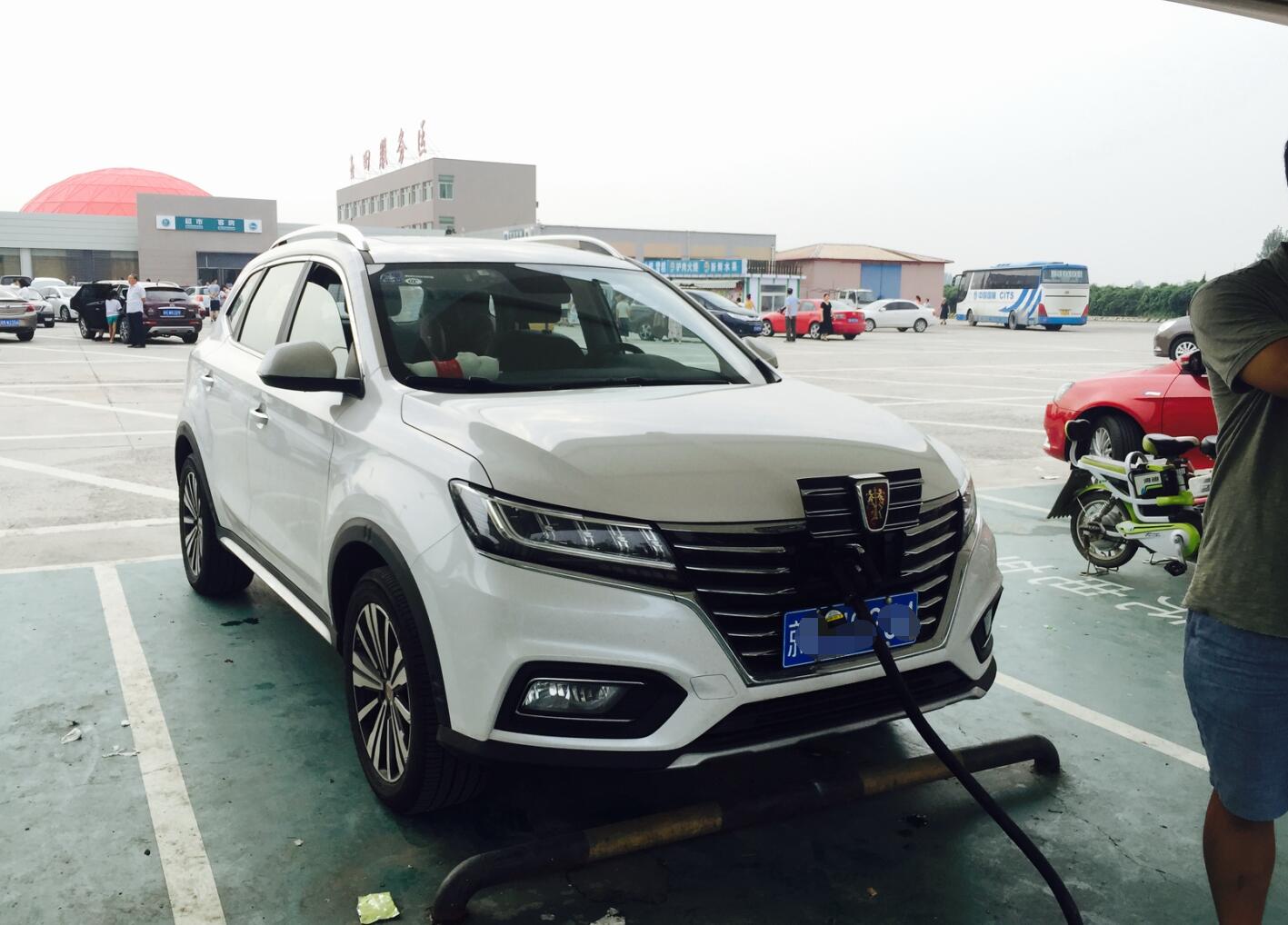 宋楠的京沈高速玉田服务区充电站见闻