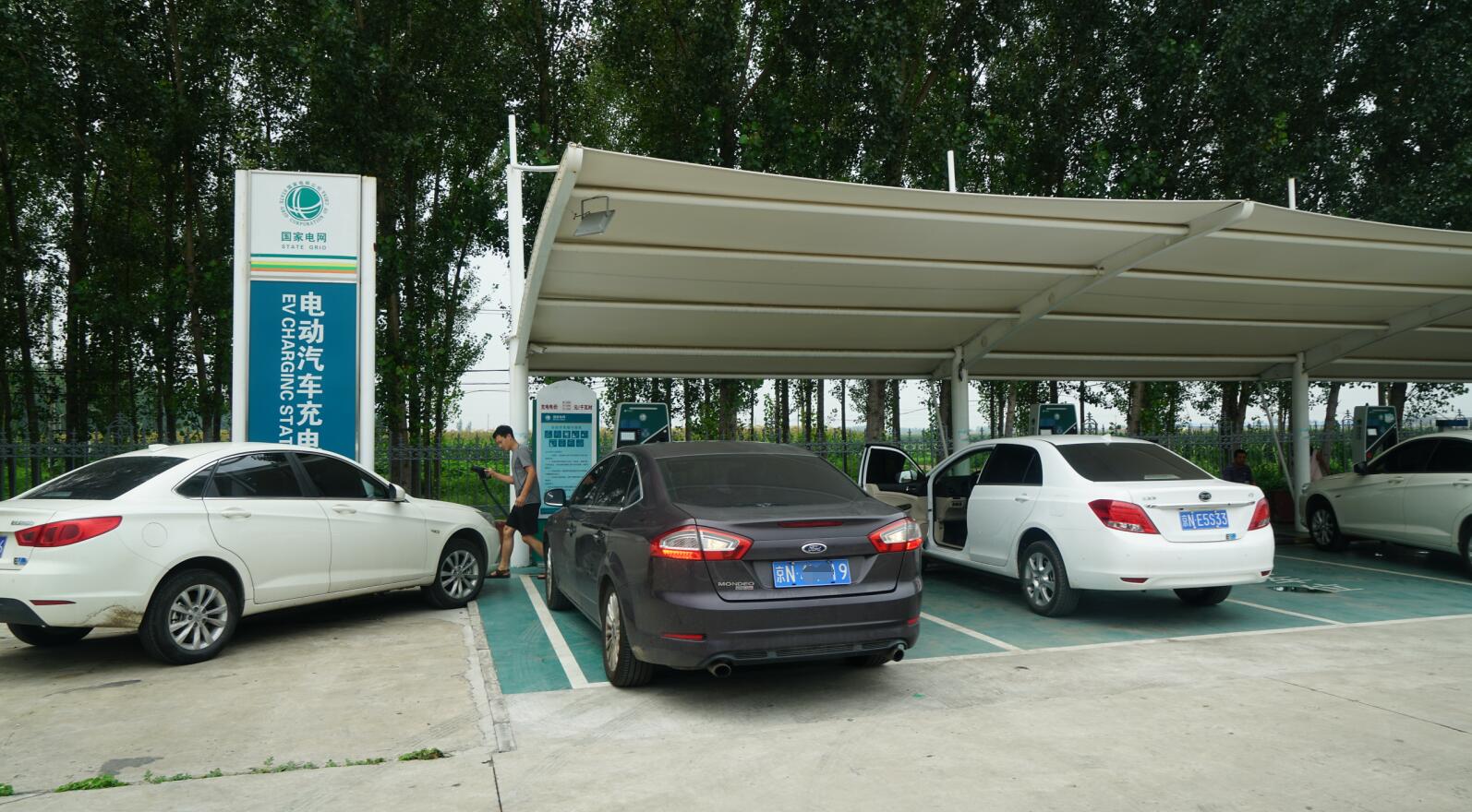 宋楠的京沈高速玉田服务区充电站见闻