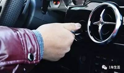 手动挡车点火时，为什么有的司机会踩离合呢？