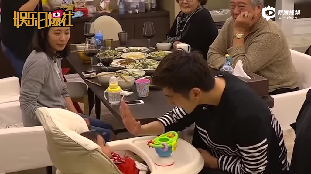 贾静雯一家享团聚时光