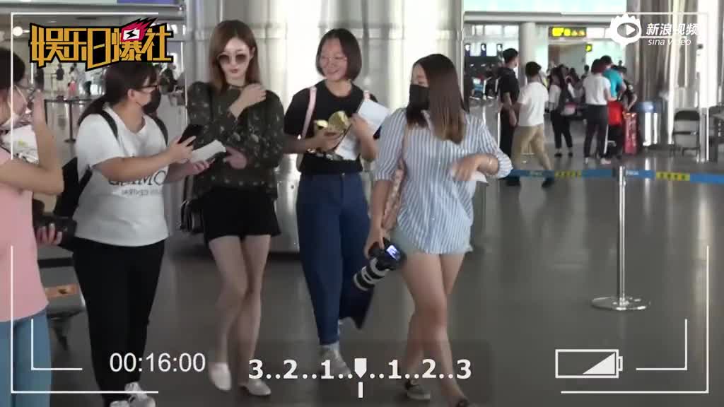 江疏影肤白貌美大长腿 收礼物很开心