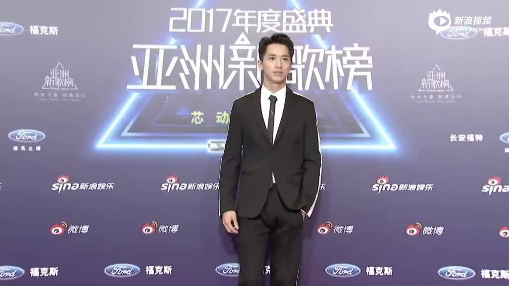 亚洲新歌榜许魏洲亮相红毯