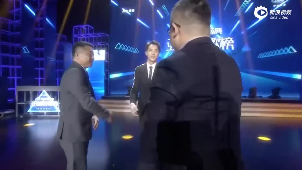 许魏洲获年度人气歌手荣誉