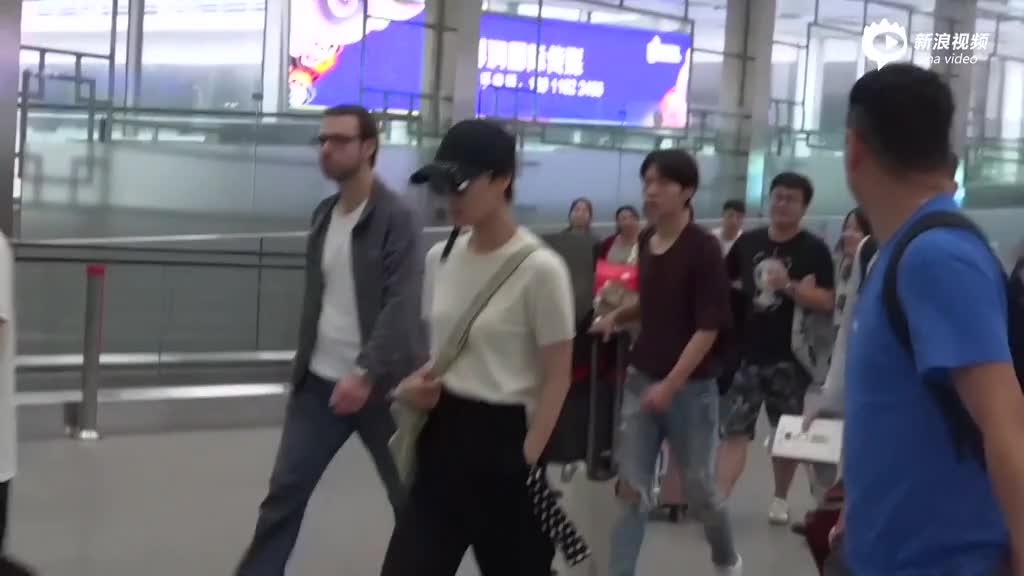 王珞丹机场被拍“抱紧自己”