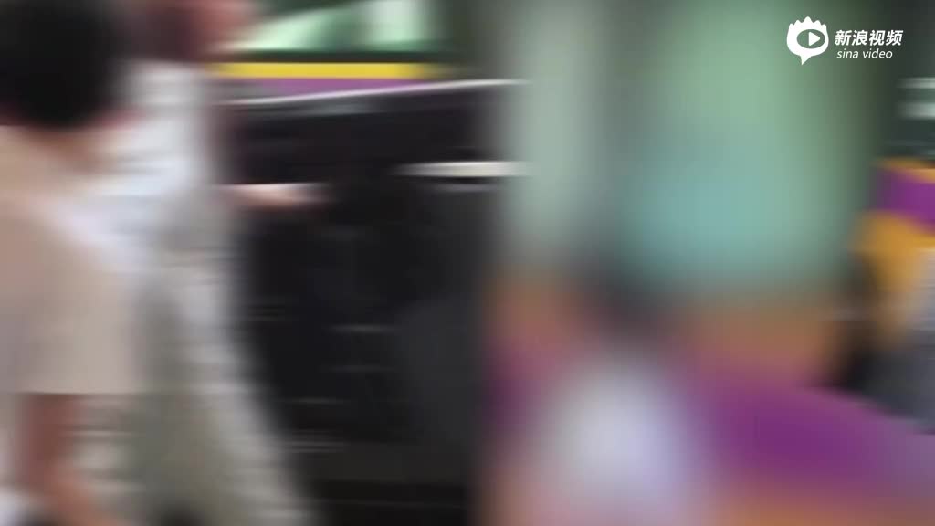 张柏芝穿睡衣送儿子上学