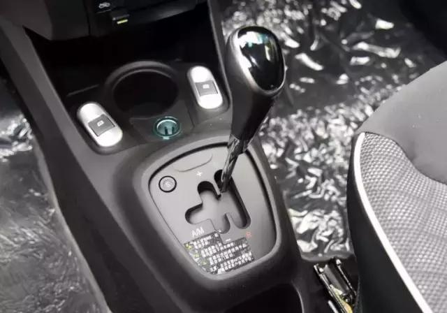 太意外了！花5万买的车竟带换挡拨片和旋钮挡杆