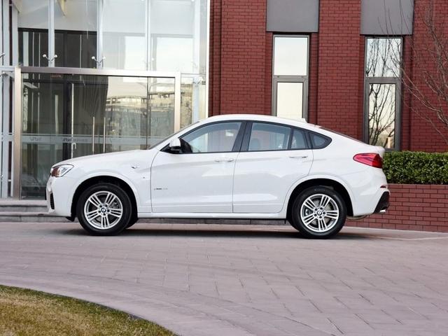 全新宝马X4全球首次曝光，经典开眼角没了，尾部却与奔驰一样