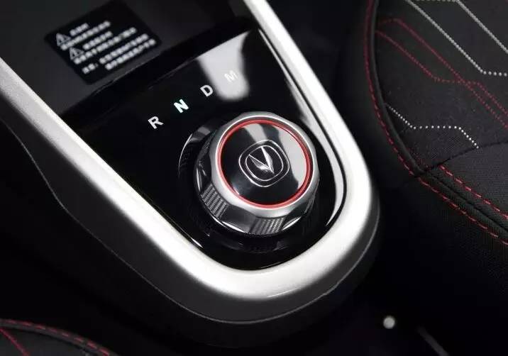 太意外了!5万买的车竟带换挡拨片和旋钮挡杆