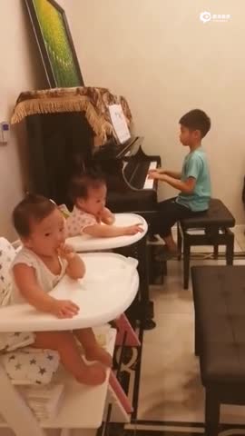 杨阳洋弹钢琴妹妹却只顾吃饼干 杨云：观众不专心