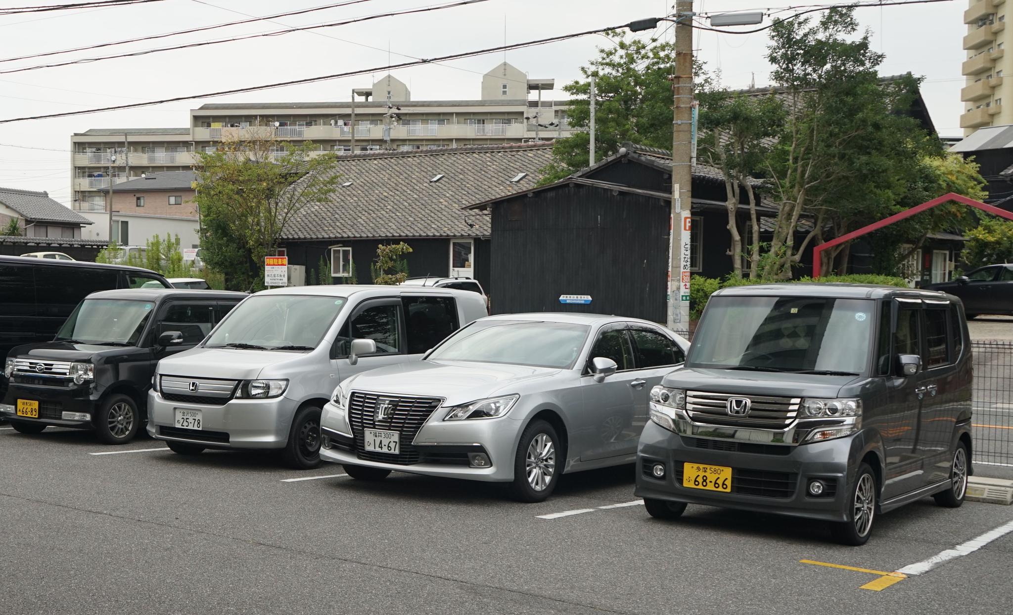 ▲日本街头的汽车，看上去比较光鲜