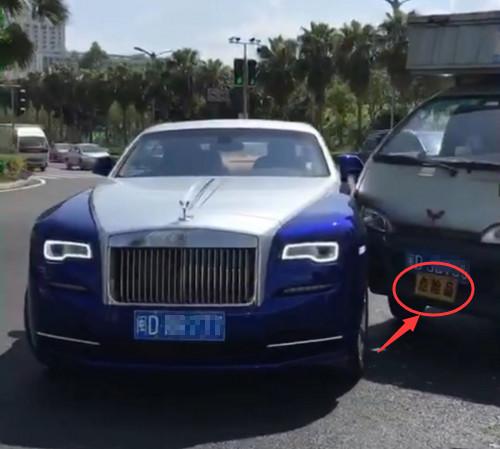 砰一声被撞，劳斯莱斯车主怒气下车，却被对方车牌吓得冒冷汗