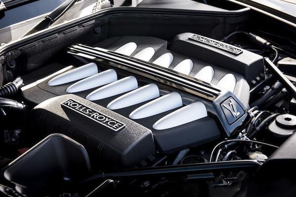 这车看着像老古董，坐着像太空船，打开引擎盖劳斯莱斯见了也自卑