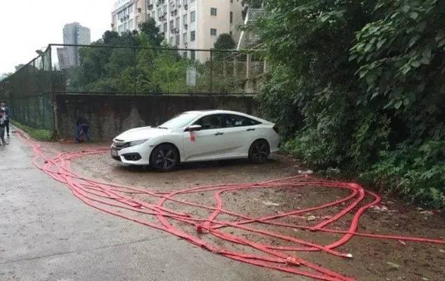 提车以后系红绳？当心别暴露了年龄