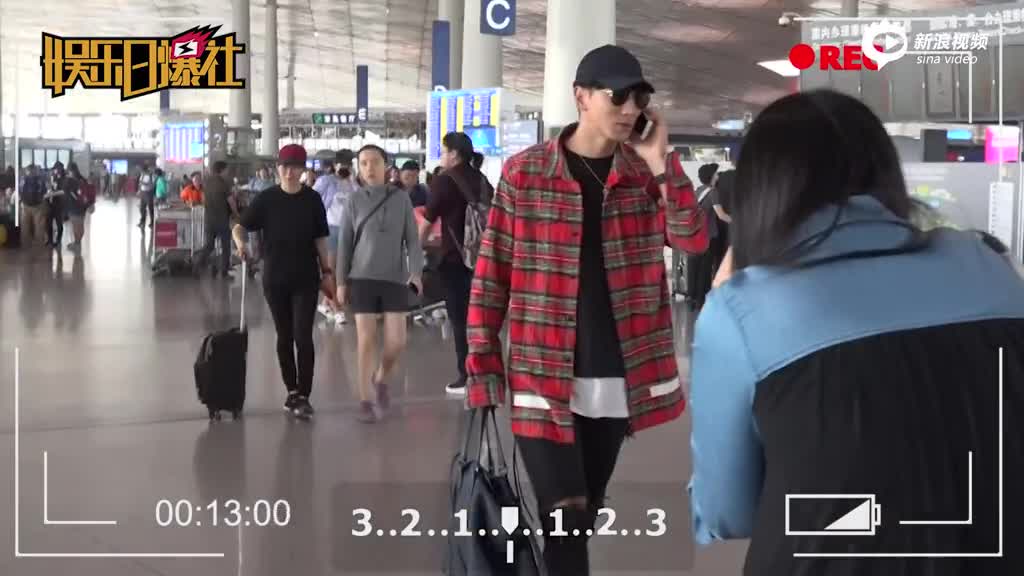 主厨亮相！张亮格子衬衫机场变“秀场” 一路煲电话不停