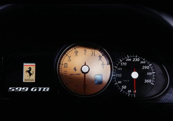 这车用中文按钮却不是比亚迪，1台比40台唐还贵4000块！