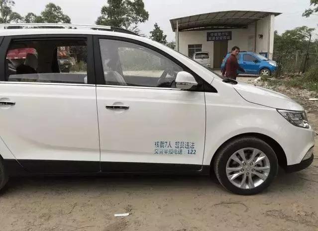 等车2月提汉兰达 上牌却被强喷字