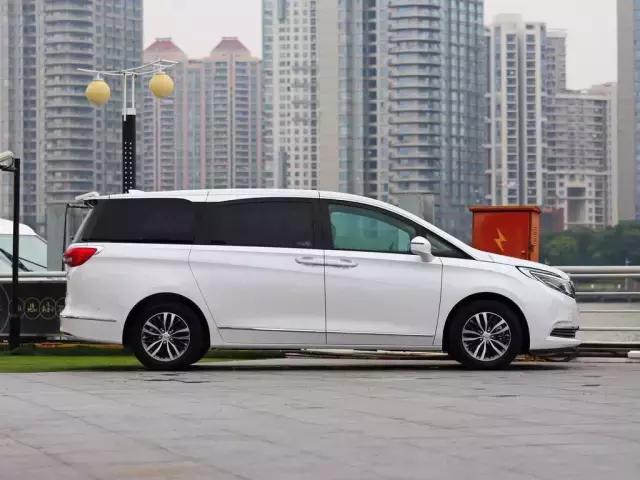 等车2月提汉兰达 上牌却被强喷字