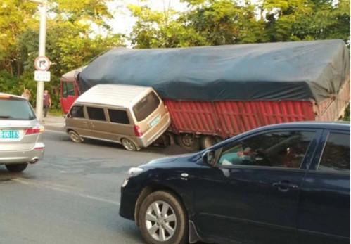 砰一声被撞，劳斯莱斯车主怒气下车，却被对方车牌吓得冒冷汗