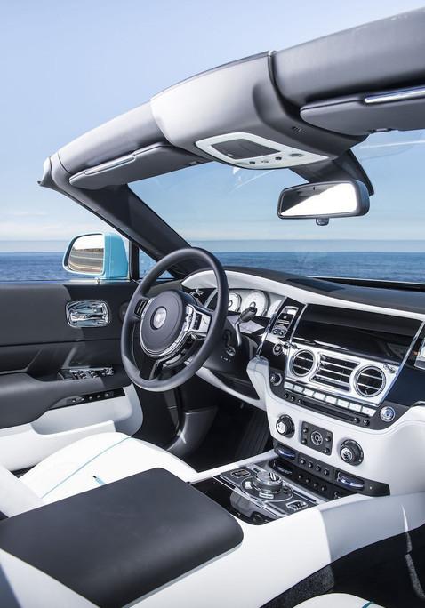 这车看着像老古董，坐着像太空船，打开引擎盖劳斯莱斯见了也自卑