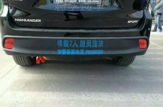 每个地方的字体颜色也是不一样的
有的地方是白色，有的地方是蓝色