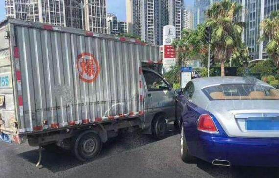 砰一声被撞，劳斯莱斯车主怒气下车，却被对方车牌吓得冒冷汗
