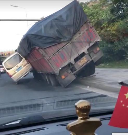 砰一声被撞，劳斯莱斯车主怒气下车，却被对方车牌吓得冒冷汗