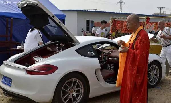 提车以后系红绳？当心别暴露了年龄