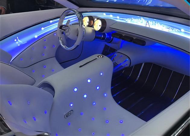 这车看着像老古董，坐着像太空船，打开引擎盖劳斯莱斯见了也自卑