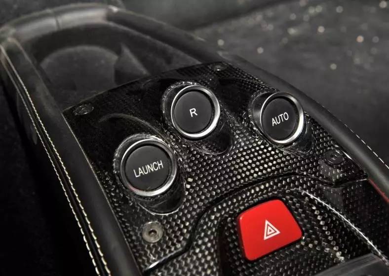 40块钱就能租法拉利！但上车不会挂挡怎么办？